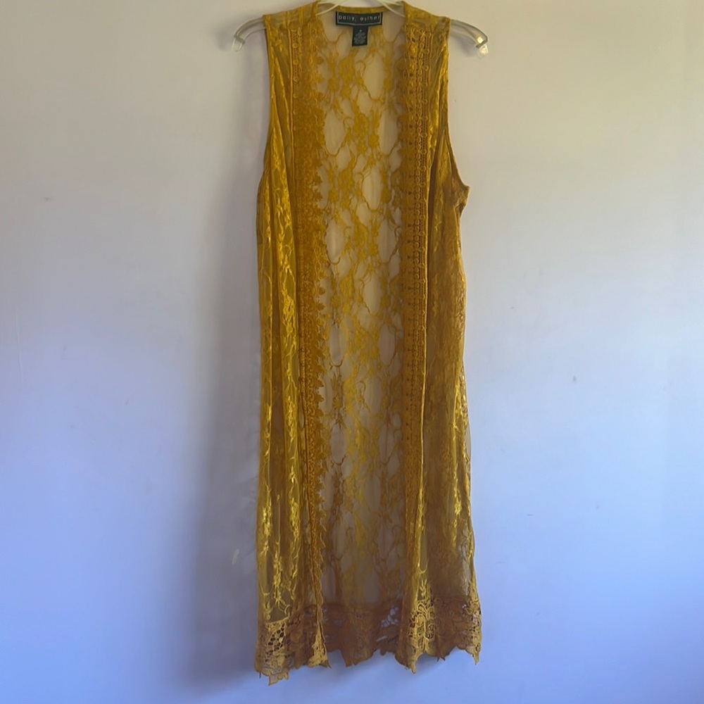 This is a lace duster in a gorgeous vibrant mustard color. Great for fall!